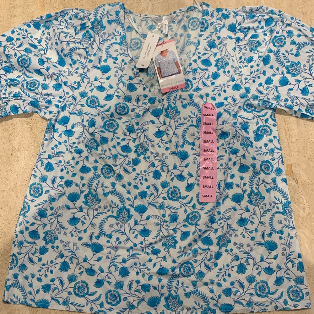 Draper James Vneck puff sleeve top. NWT